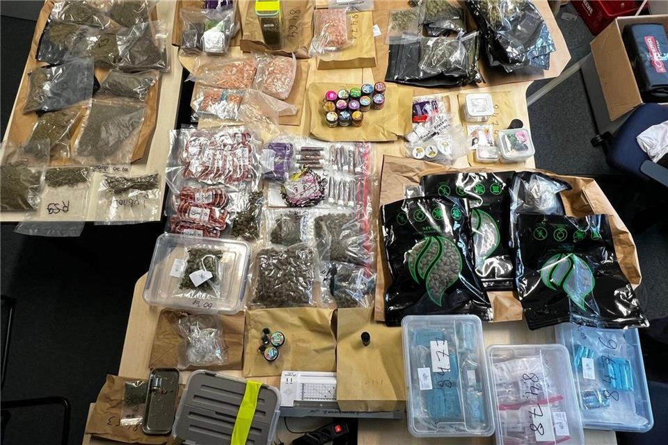 Die Tatverdächtigen sollen Drogen über die sozialen Netzwerke angeboten haben. (Handout)Polizei Köln/dpa