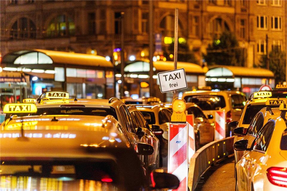 Die Taxibranche in Hessen steht durch den Wettbewerb mit Fahrdienstvermittlern und steigende Betriebskosten unter Druck. (Archivbild)Andreas Arnold/dpa