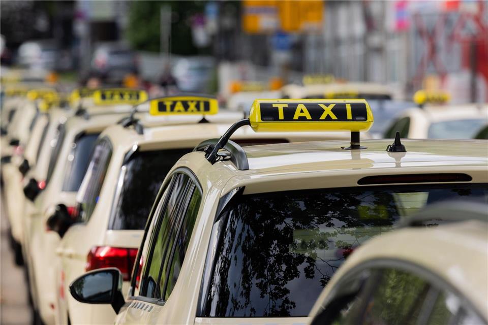 Die Taxibranche kämpft seit Jahren gegen den Wettbewerb durch Mietwagenplattformen wie Uber oder Bolt. (Archivbild)Rolf Vennenbernd/dpa