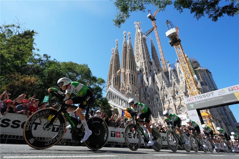 Die Teams fuhren an Sagrada Família vorbei.Mosa’ab Elshamy/AP/dpa
