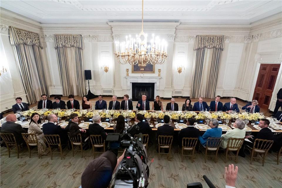 Trump gibt Dinner für Tech-Giganten - Elon Musk nicht dabei Die Tech-Elite saß am Tisch: Meta, Microsoft, Apple, Google, OpenAI und viele mehr.Alex Brandon/AP/dpa