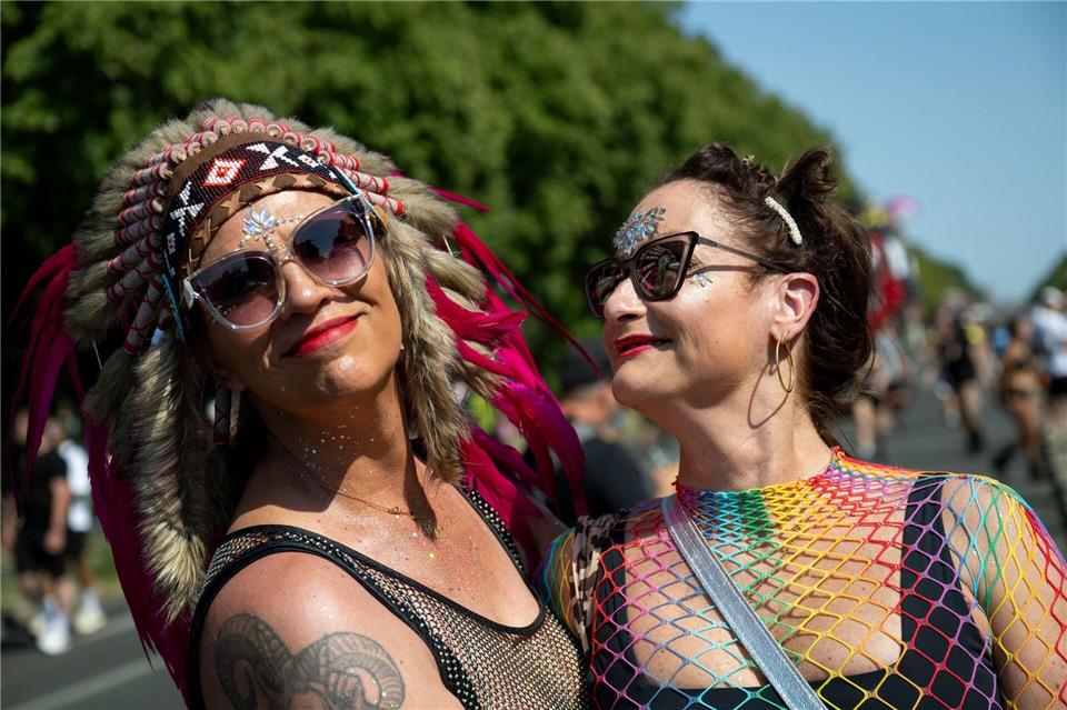 Die Techno-Jünger und -Jüngerinnen haben Spaß auf der Partymeile bei „Rave The Planet“.  Christophe Gateau/dpa