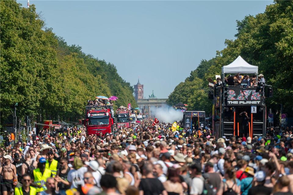 Die Techno-Parade „Rave The Planet“ findet zwischen Brandenburger Tor und Siegessäule statt.  Christophe Gateau/dpa
