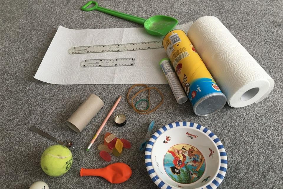 Gummibärchen-Katapult selber bauen Die Teile fürs Katapult auf einen Blick.