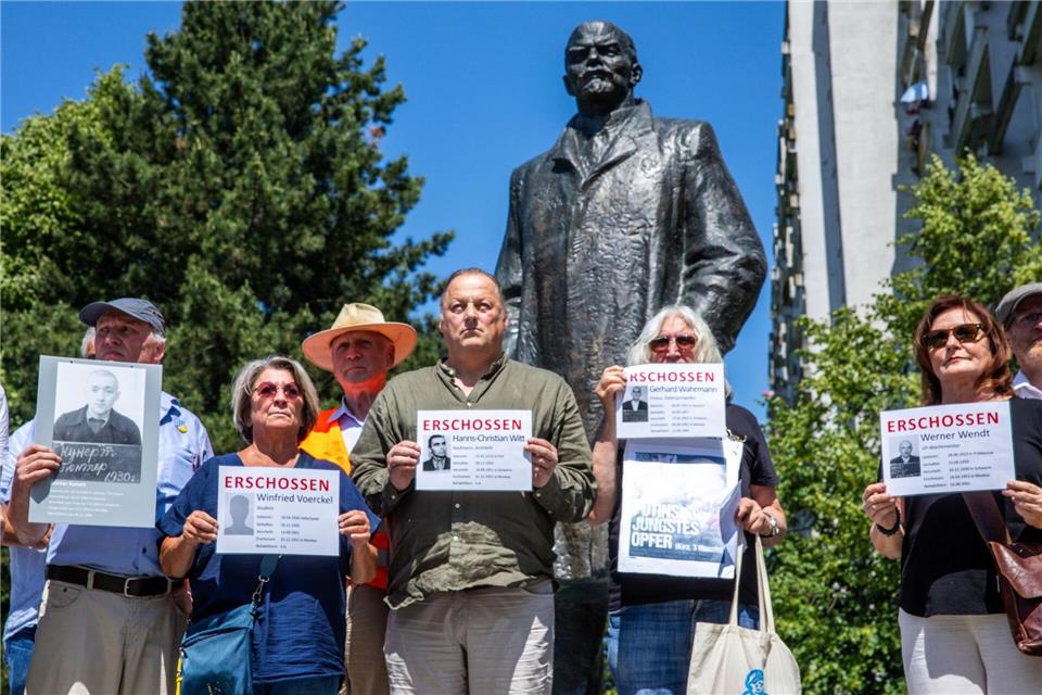 Die Teilnehmenden erinnern an die Opfer der sowjetischen Gewaltherrschaft.Jens Büttner/dpa