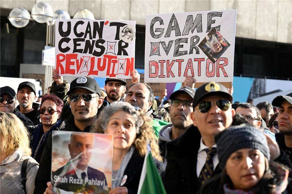 Die Teilnehmer bekundeten ihre Solidarität mit den Massenprotesten im Iran.Roberto Pfeil/dpa