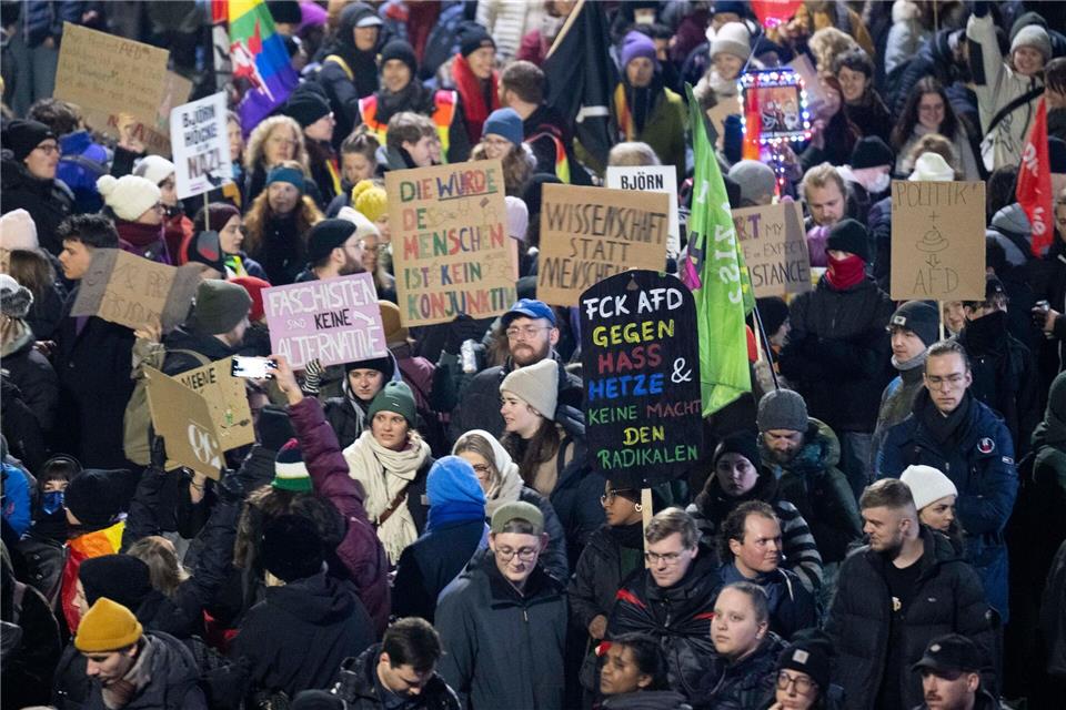 Die Teilnehmer de Demos hatten zahlreiche Plakate dabei.Boris Roessler/dpa
