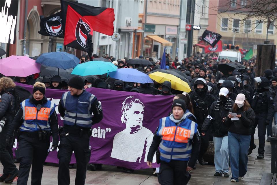 Die Teilnehmer demonstrierten gegen die Verurteilung von Maja T. vor einem ungarischen Gericht.Bodo Schackow/dpa