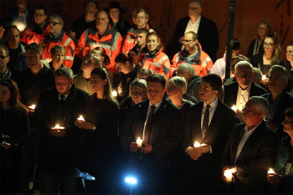 Die Teilnehmer der Gedenkveranstaltung hielten Kerzen in der Hand.Christoph Reichwein/dpa