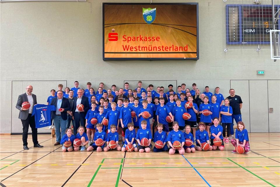 Die Teilnehmer des RSV-Basketballcamps 2024 mit Vertretern der Sponsoren.