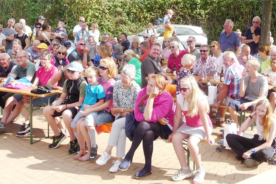 Die Teilnehmer des Radwandertages warten darauf, wer bei der Tombola gewonnen hat.