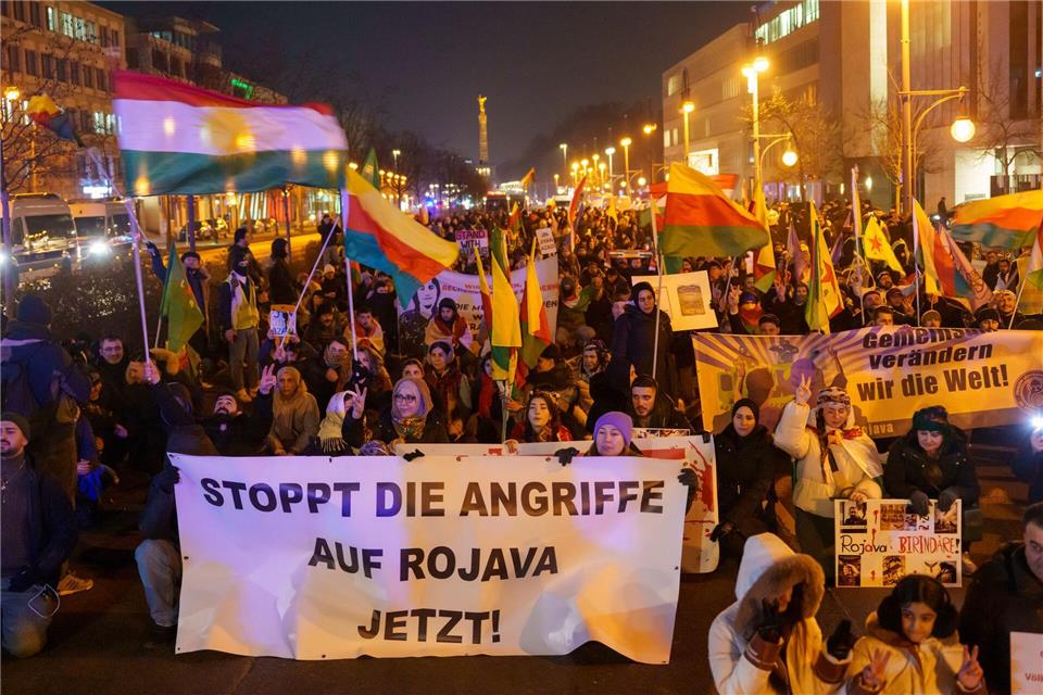 Die Teilnehmer einer Demonstration für das im Norden Syriens gelegene kurdische Rojava sind zur CDU-Zentrale in Berlin gezogen.Soeren Stache/dpa