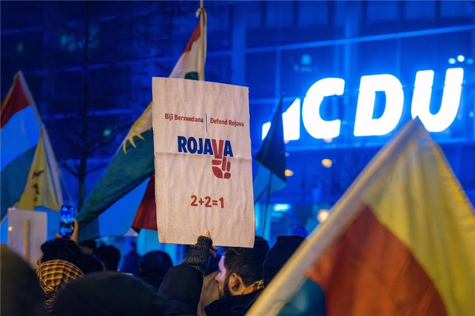 Die Teilnehmer einer Demonstration für das im Norden Syriens gelegene kurdische Rojava stehen gegenüber der CDU-Zentrale.Soeren Stache/dpa