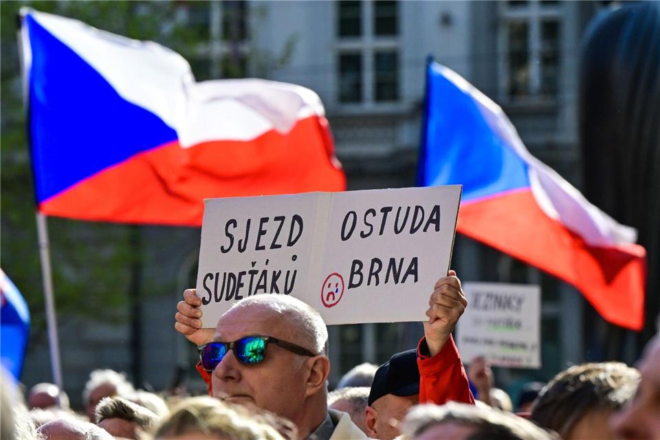 Die Teilnehmer einer Demonstration gegen die geplante Abhaltung des Sudetendeutschen Tags in Brünn (Brno) hielten Spruchtafeln wie „Treffen der Sudetendeutschen - eine Schande für Brünn“ hoch.·álek Václav/CTK/dpa