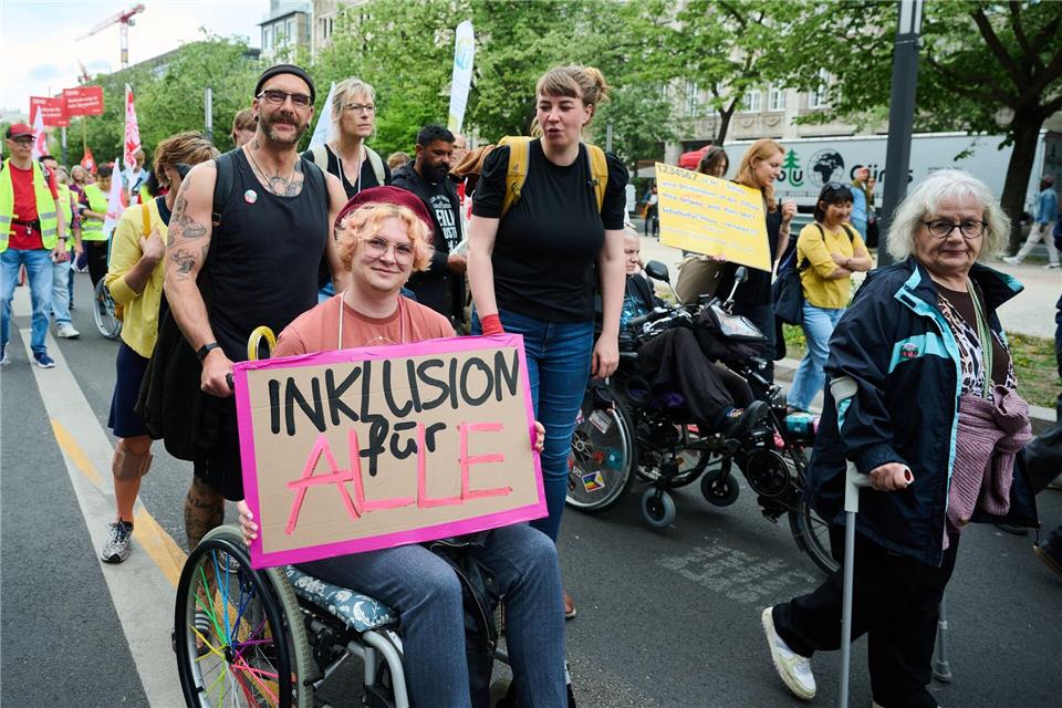 Die Teilnehmer fordern etwa Inklusion für alle.Annette Riedl/dpa