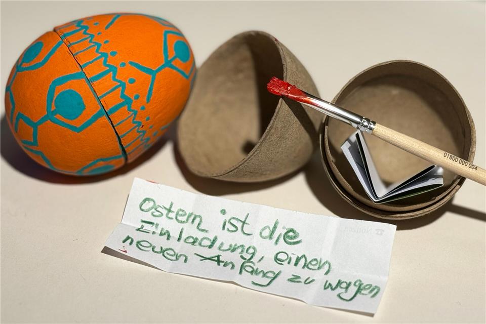Die Teilnehmer gestalten teilbare Papp-Eier in bunten Farben. In die „Füllung“ werden dann kurze, positive Botschaften hinein geschrieben.