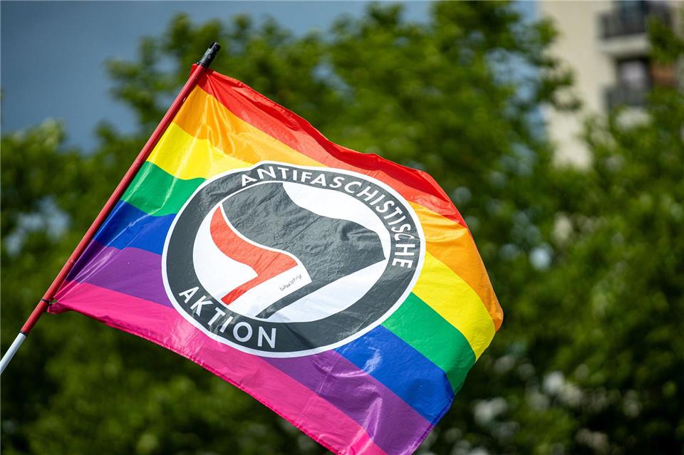 Antifa-Demo zum Tag der Deutschen Einheit aufgelöst Die Teilnehmer hätten zunehmend gegen das Vermummungsverbot verstoßen, so die Polizei (Symbolbild).Laszlo Pinter/dpa
