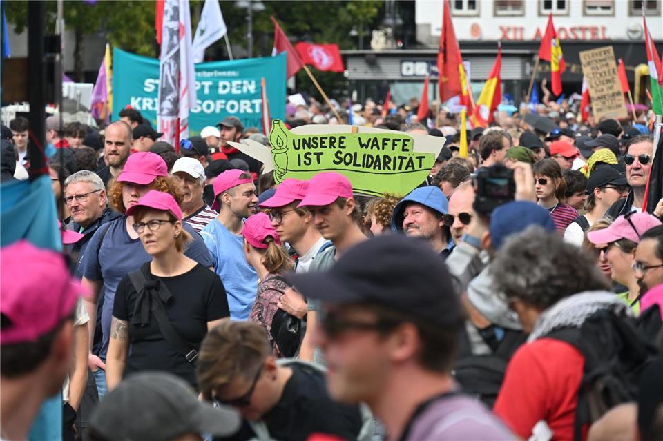 Die Teilnehmer hatten sich am Mittag am Heumarkt versammelt und zogen anschließend durch die Stadt.Henning Kaiser/dpa