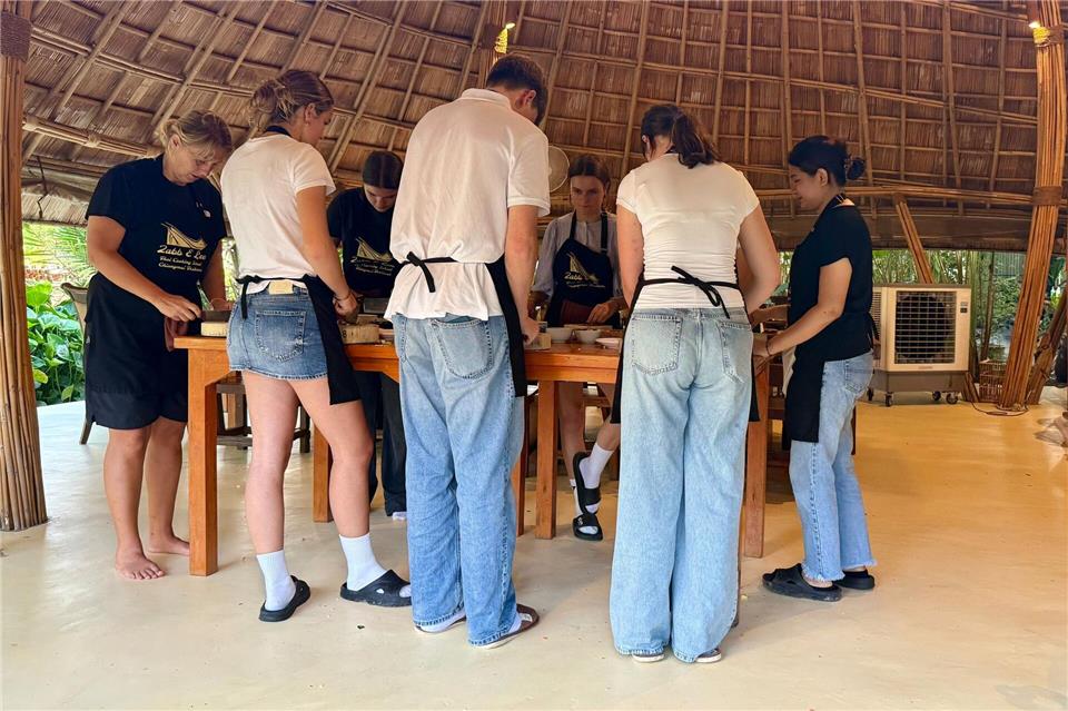 Die Teilnehmer kochen in einem luftigen Bambus-Pavillon. Jeder hat die Wahl zwischen verschiedenen traditionellen Gerichten und darf fünf Gänge zubereiten.Carola Frentzen/dpa-tmn