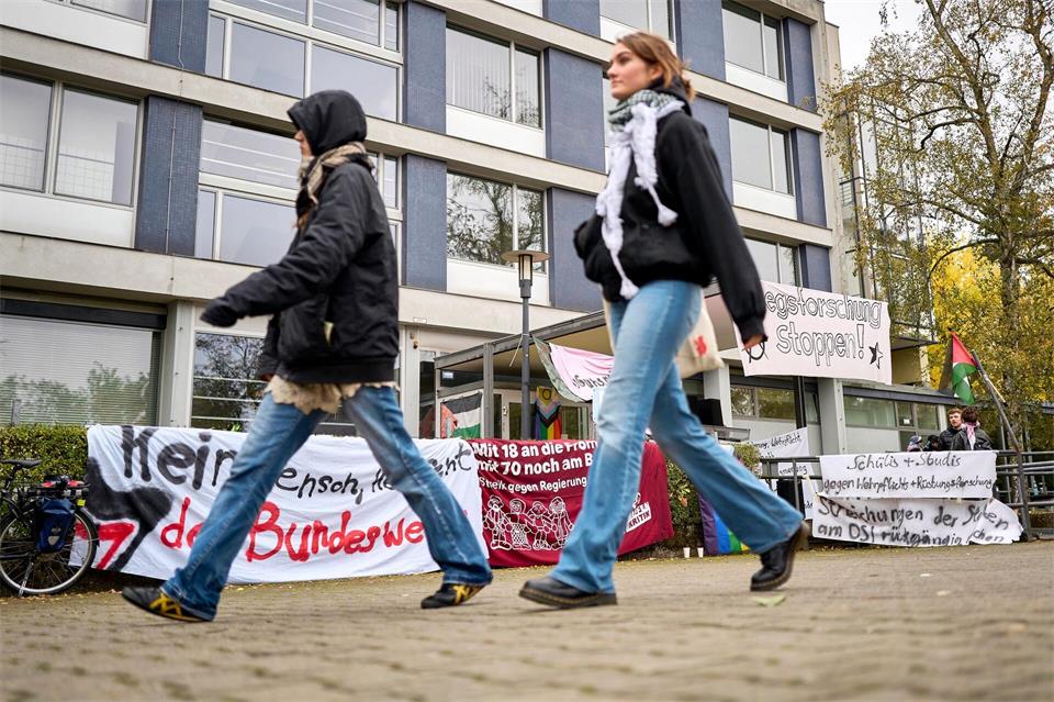 Die Teilnehmer solidarisieren sich mit den Demonstranten in Frankreich.Michael Ukas/dpa
