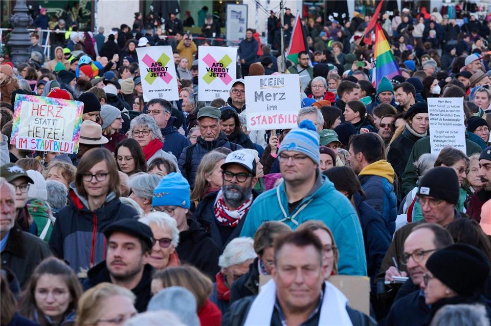 Hunderte Demonstranten in Berlin fordern „Brandmauer hoch!“ Die Teilnehmer versammelten sich vor dem Brandenburger Tor. Annette Riedl/dpa