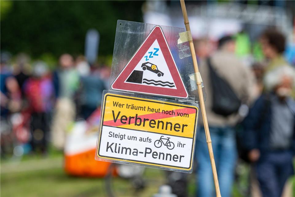 Die Teilnehmerinnen und Teilnehmer demonstrieren gegen die Fortsetzung der IAA Mobility.Armin Weigel/dpa