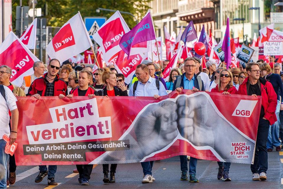 Die Teilnehmerinnen und Teilnehmer der Demonstration zogen mit Bannern und Plakaten durch die Innenstadt.Andreas Arnold/dpa
