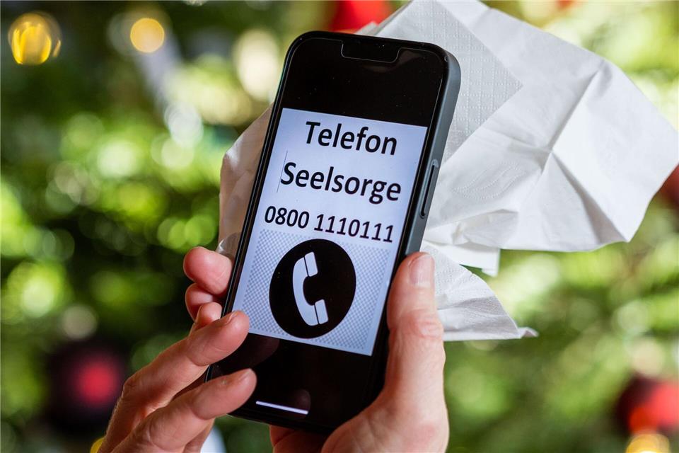 Die Telefonseelsorge in Sachsen hat im vergangenen Jahr mehr als 44.000 Anrufe und knapp 2.000 Chats erhalten (Symbolbild).Jens Büttner/dpa