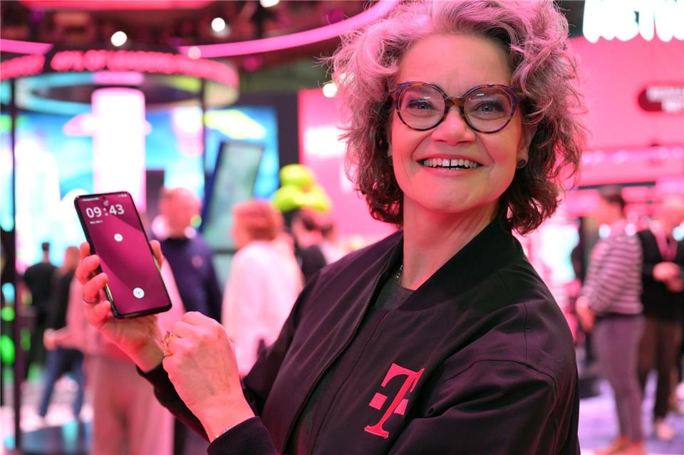 Die Telekom-Technikvorständin Claudia Nemat präsentiert das neue KI-Phone ihrer Firma.Wolf von Dewitz/dpa