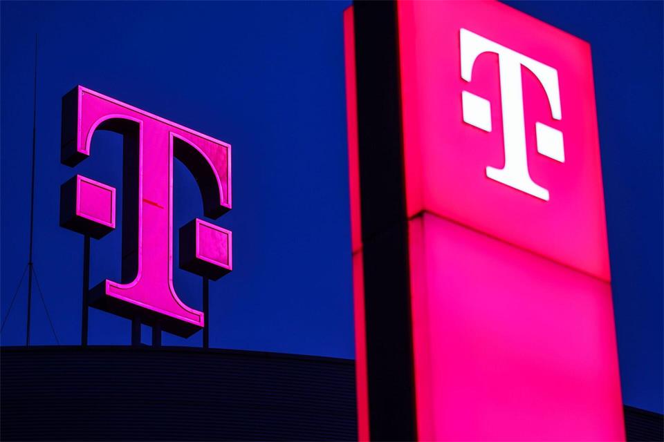 Die Telekom darf in ihrem Mobilfunknetz die Netzanzeige nicht durch einen Werbeslogan ersetzen, hat das Landgericht Köln entschieden. (Symbolbild)Oliver Berg/dpa