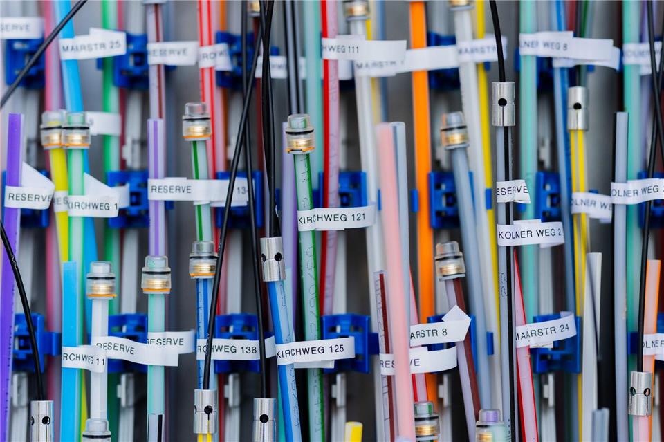 Die Telekom möchte, dass mehr Kunden den vorhandenen Glasfaseranschluss auch tatsächlich buchen. (Symbolbild)Rolf Vennenbernd/dpa