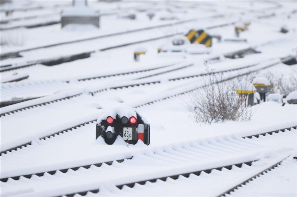 Die Temperaturen im Norden Deutschlands werden rund um den Gefrierpunkt liegen.Julian Stratenschulte/dpa
