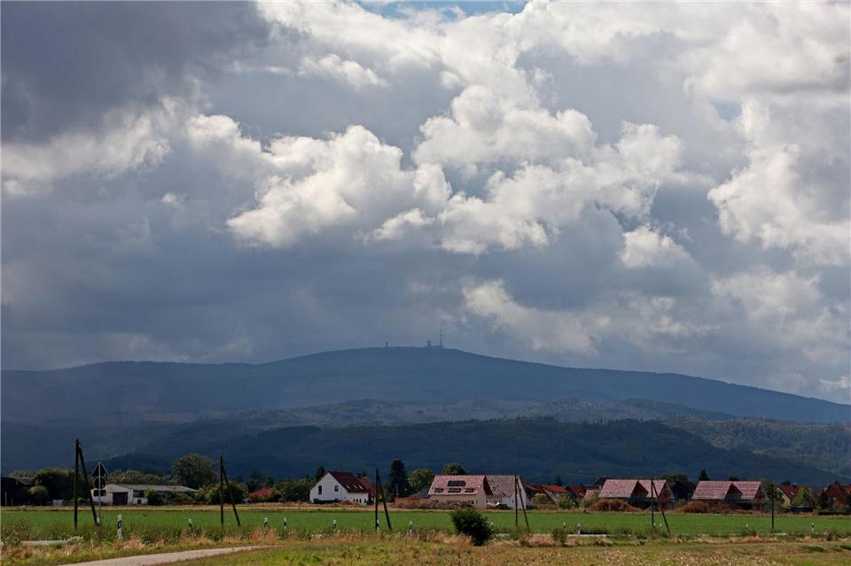 Die Temperaturen klettern am Samstag bis auf 23 Grad. (Archivbild)Matthias Bein/dpa