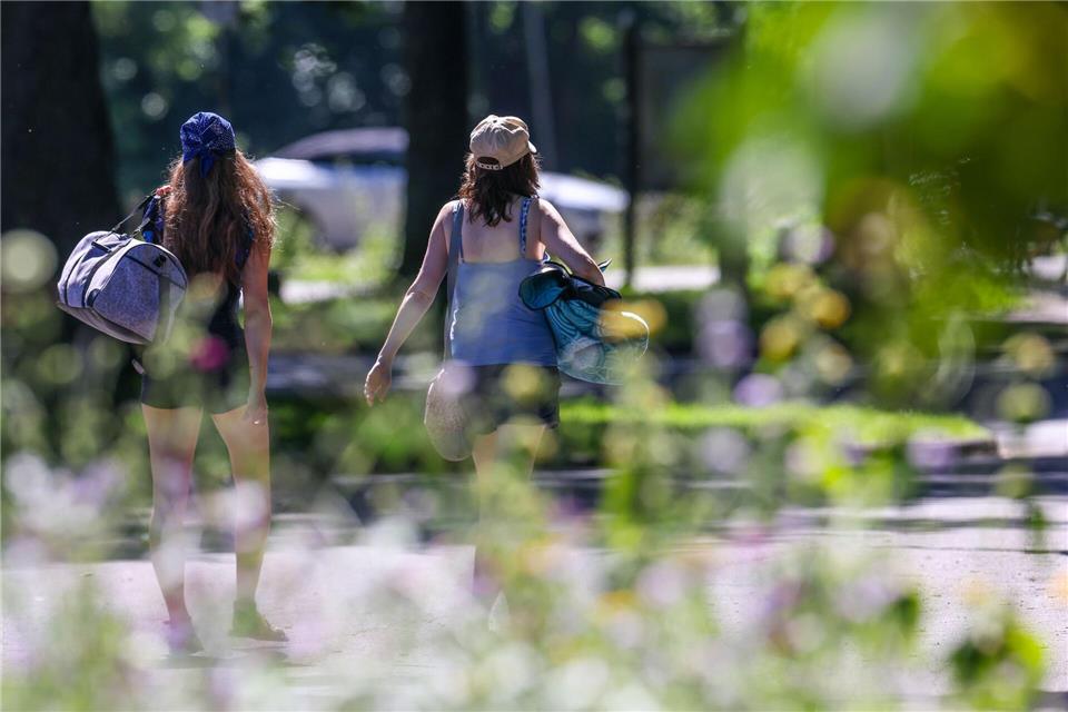 Die Temperaturen klettern diese Woche weiter. Viele Menschen zieht es in die Freibäder. Christoph Reichwein/dpa