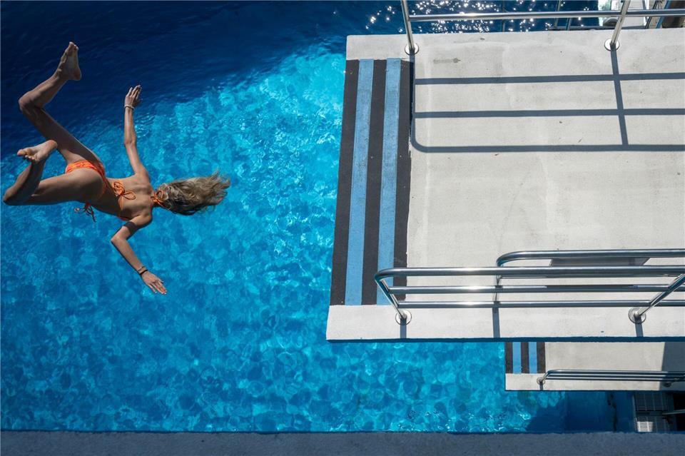 Die Temperaturen laden weiterhin zu einem Freibadbesuch ein. (Archivbild)Stefan Puchner/dpa