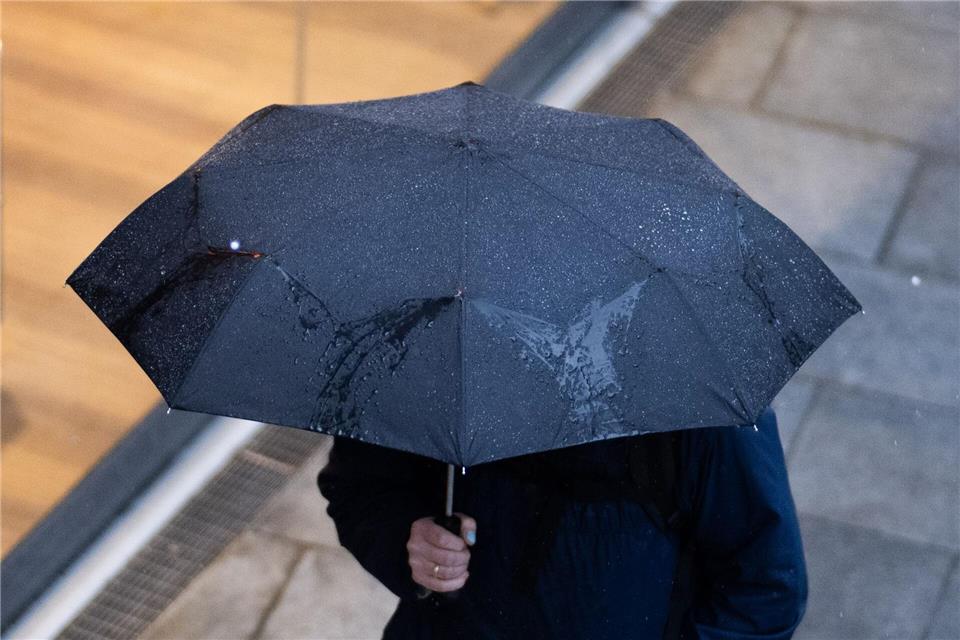 Die Temperaturen sind laut DWD kühl für die Jahreszeit. Julian Stratenschulte/dpa