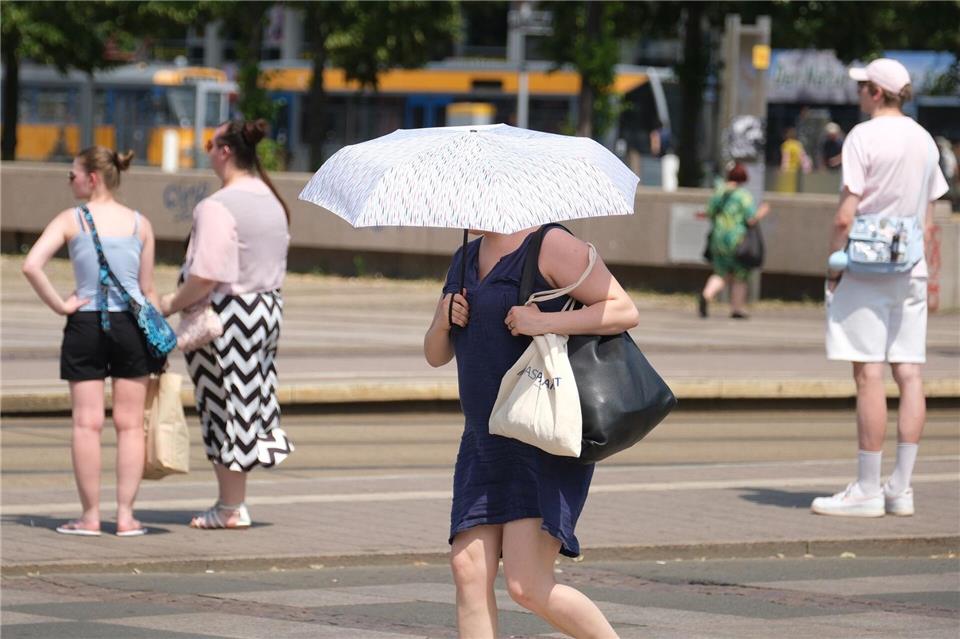 Die Temperaturen sind noch einmal extrem hoch. (Symbolbild)Sebastian Willnow/dpa