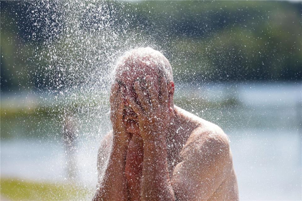 Die Temperaturen werden nur leicht sinken, es bleibt heiß.(Archiv)Thomas Warnack/dpa