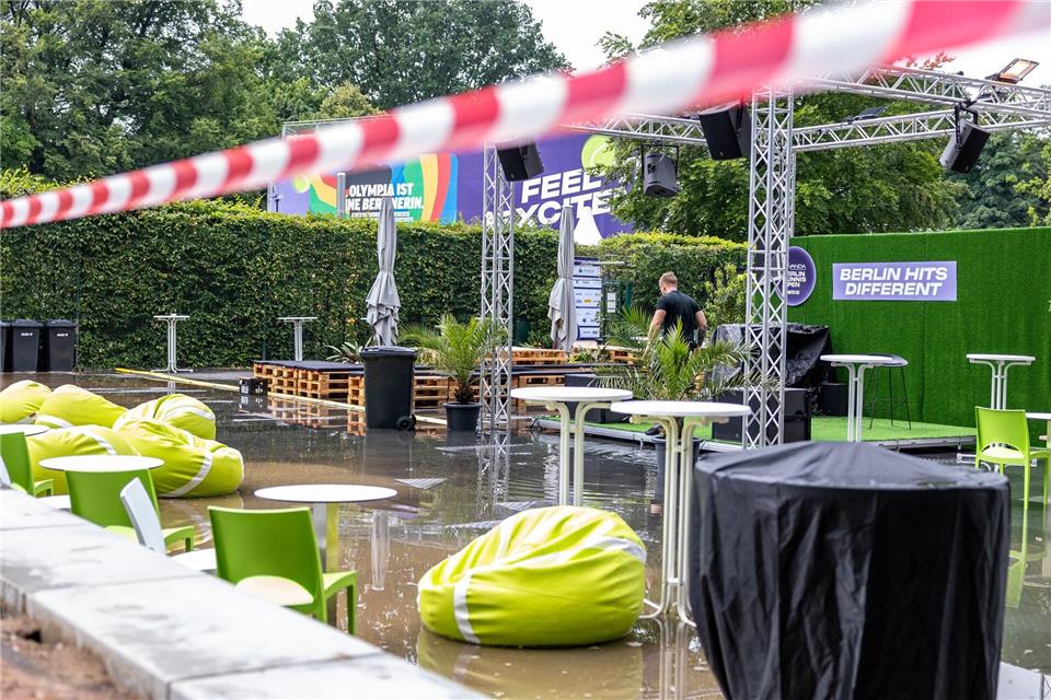 Die Tennisanlage des LTTC Rot-Weiß stand nach einem Unwetter am Finaltag teilweise unter Wasser.Andreas Gora/dpa