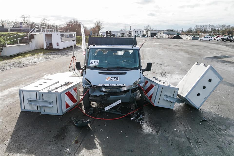 Die Terrorsperren „HEI Protect“ sind vorher, wie hier zu sehen, getestet worden, um nach DIN- und ISO-Normen zertifiziert zu werden.