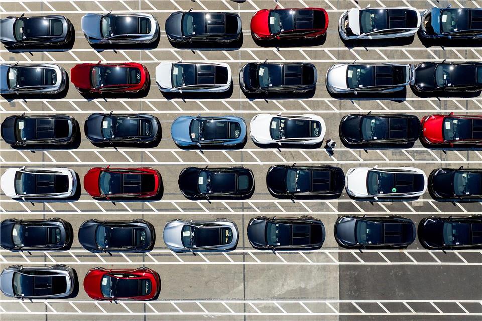 Die Tesla-Auslieferungen gingen im zweiten Jahr in Folge zurück. (Archivbild)Noah Berger/FR34727 AP/dpa