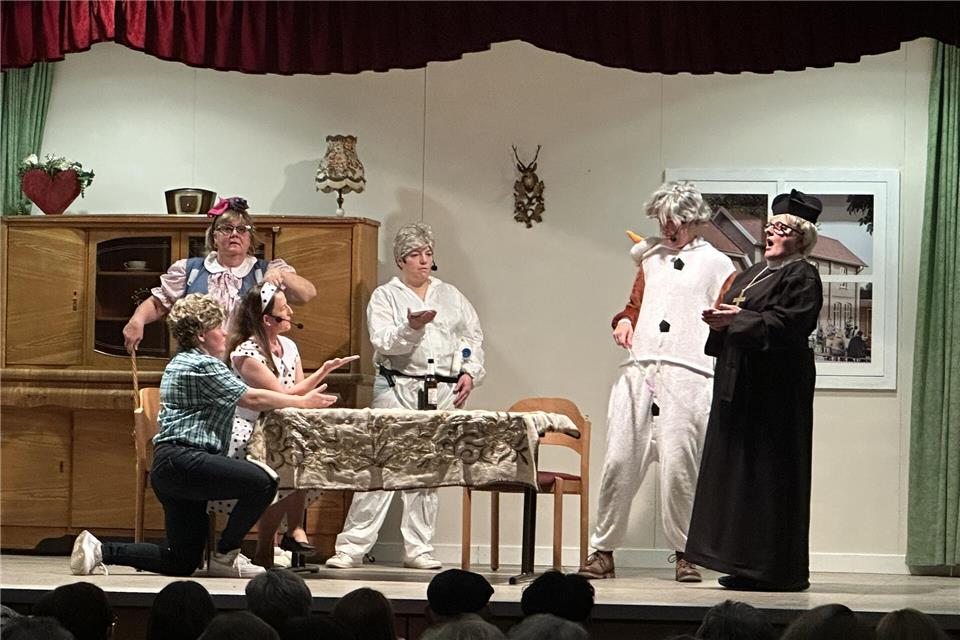 Die Theater-Tanten Burlo, hier ein Bild von einem der Auftritte aus dem Vorjahr, treten vom 23. bis 25. Januar in Burlo auf.