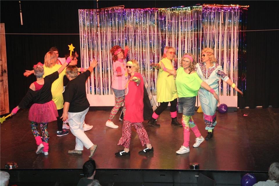 Die Theatergirls brachten in tollen Outfits Stimmung in den Saal.