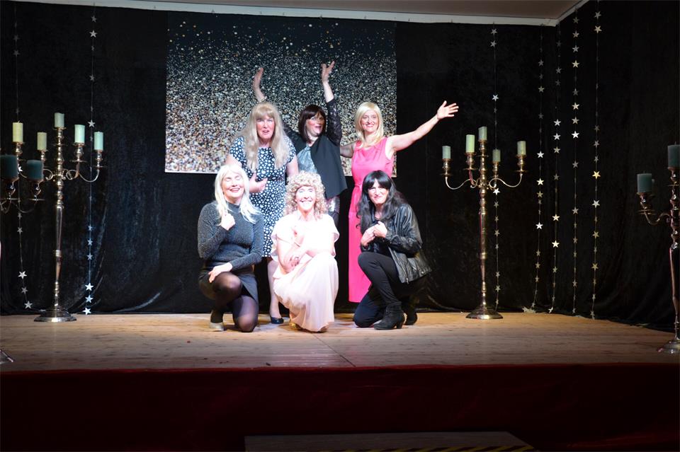 Die Theatergruppe „Die vollen Granaten“ freut sich auf ihre Vorstellungen im Marbecker Jugendheim.