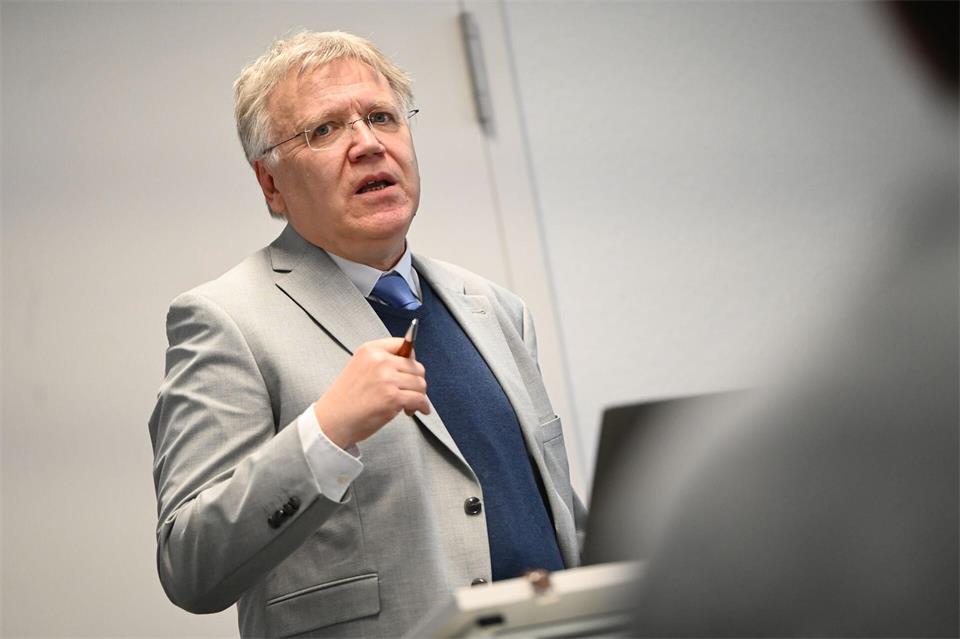 Die These, dass die Teilung Ost und West abgelöst worden sei durch ein Innen- und Außenmodell sei so nicht haltbar, sagte Landeswahlleiter Stephan Bröchler. Marvin Zubrod/dpa