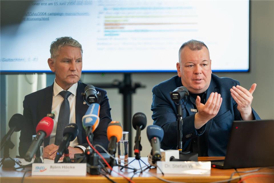 Die Thüringer AfD-Fraktion mit ihrem Chef Björn Höcke und hat den als Plagiatsjäger bekannten österreichischen Kommunikationswissenschaftler Stefan Weber mit einem neuen Gutachten zur Doktorarbeit von Mario Voigt beauftragt. Jacob Schröter/dpa