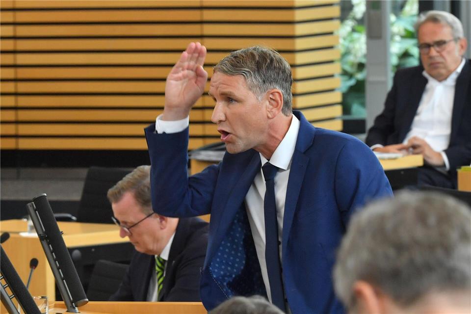 Die Thüringer AfD-Fraktion mit ihrem Vorsitzenden Björn Höcke fordert die Entlassung des Innenministers. (Archivbild)Martin Schutt/dpa-Zentralbild/dpa