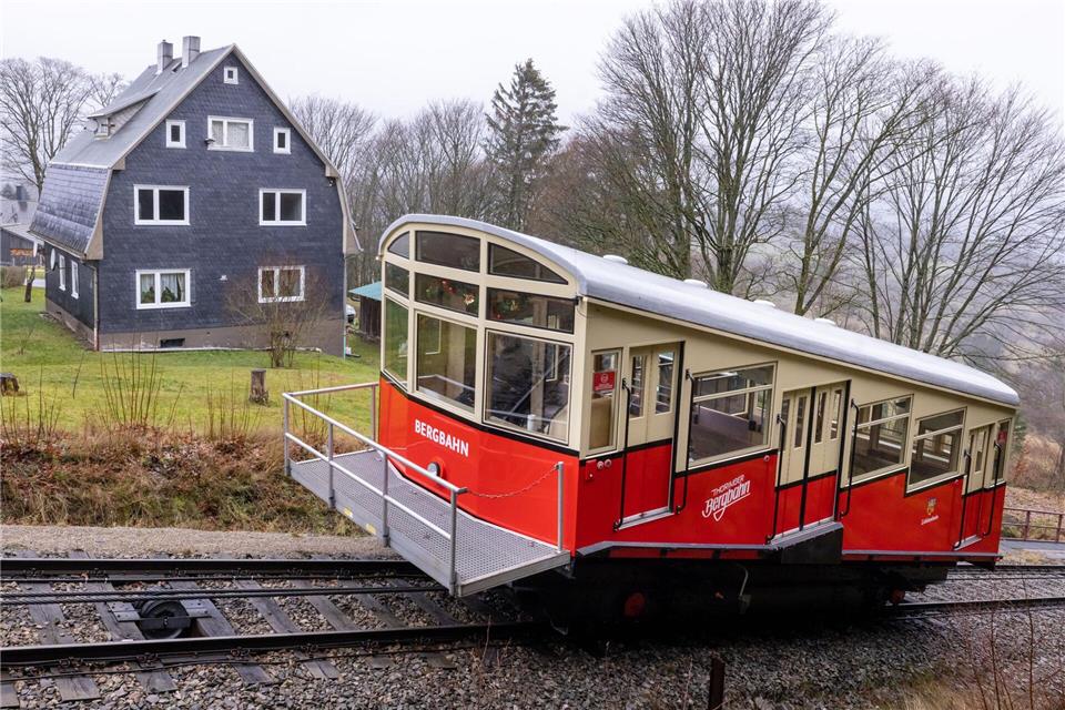 Historische Bergbahn fällt fast zwei Wochen lang aus  Die Thüringer Bergbahn wird gründlich überprüft. (Archivbild)Michael Reichel/dpa