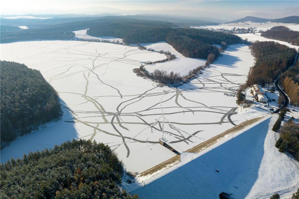Die Thüringer Fernwasserversorgung warnt davor, die Eisflächen zu betreten. Die Gefahr, dass das Eis bricht, ist an den Stauanlagen extrem hoch. (Archivbild)Michael Reichel/dpa