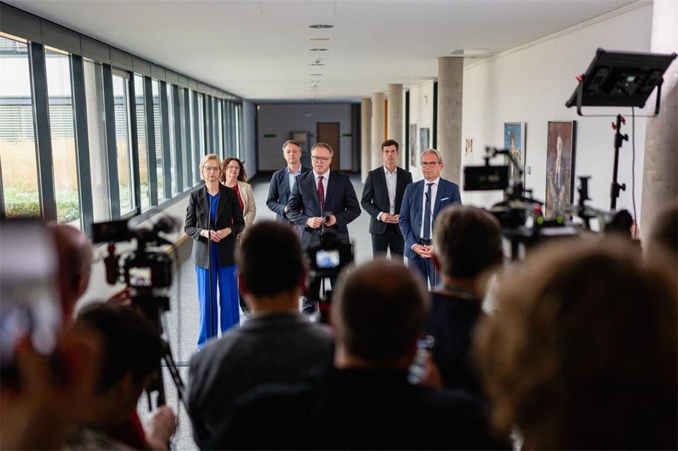 Die Thüringer Landesregierung um Ministerpräsident Mario Voigt (CDU) will weitermachen - wie genau, das ist offen.Jacob Schröter/dpa